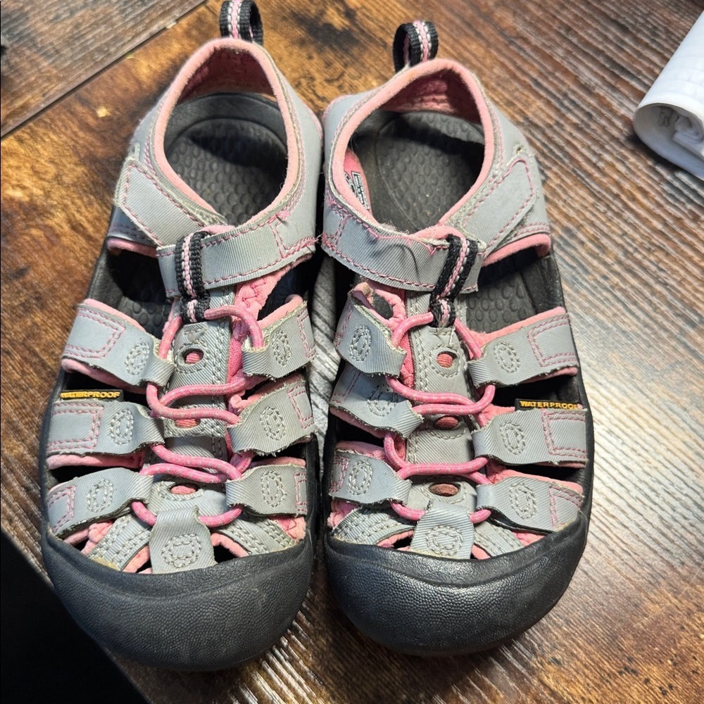 Keen Newport H2 Waterproof Sport Sandals Kids/Youth Size 2 Gray Pink